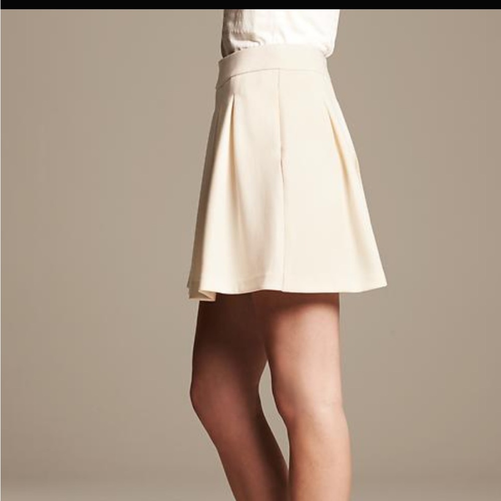 Banana Republic Women’s White Pleated Skort